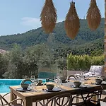 Super Luxury Five-bedroom Private Infinity Pool * Скиатос