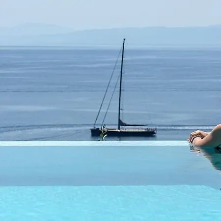 Super Luxury Five-bedroom Private Infinity Pool Astounding Sea Views *