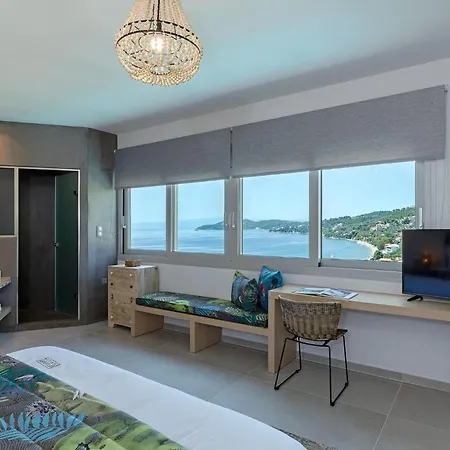 Super Luxury Five-bedroom Private Infinity Pool * Скиатос